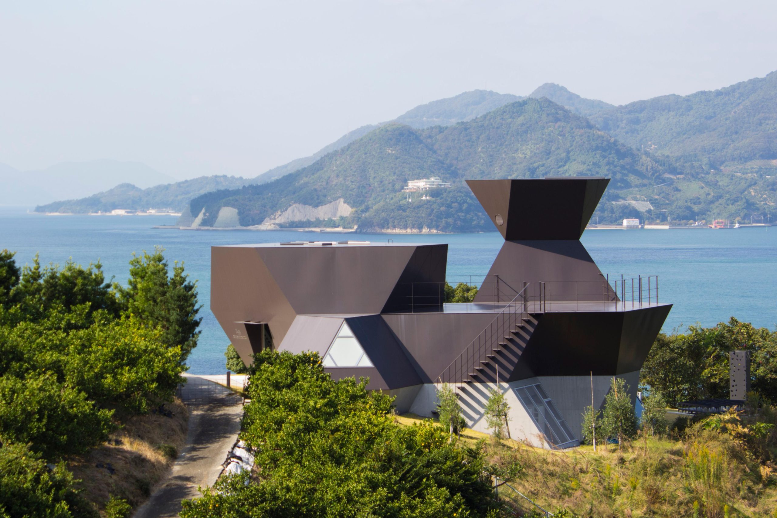 Making Gravity as Lightness: Japanese Structural Architecture