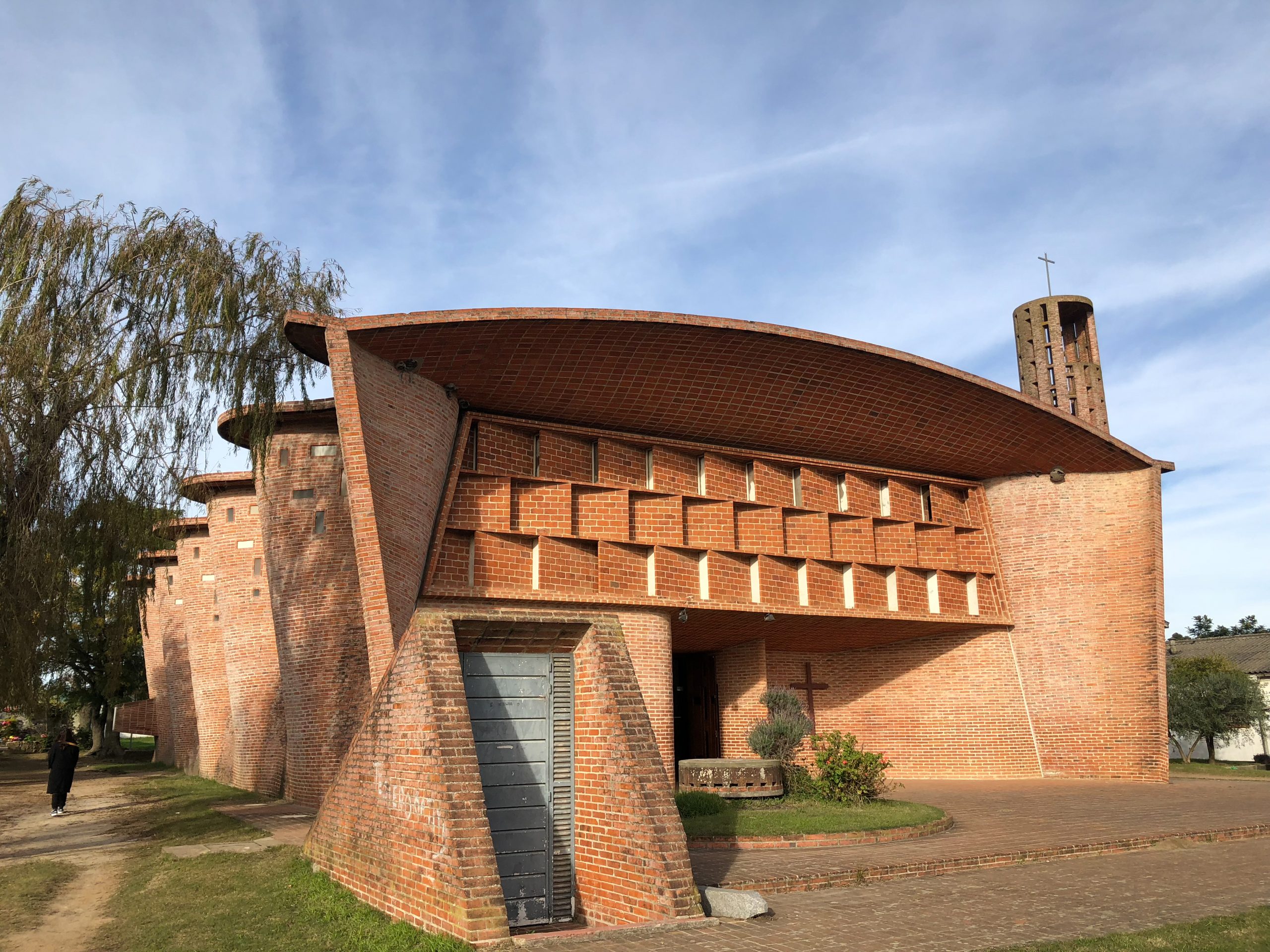 Coexistence of Classical and Modern Newland: Modernism Architecture of Argentina and Uruguay